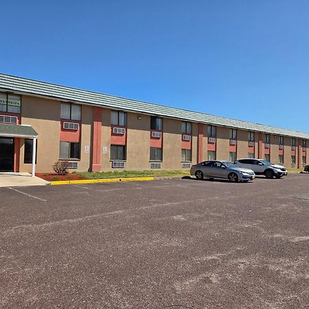 Red Carpet Inn Gibbstown Экстерьер фото