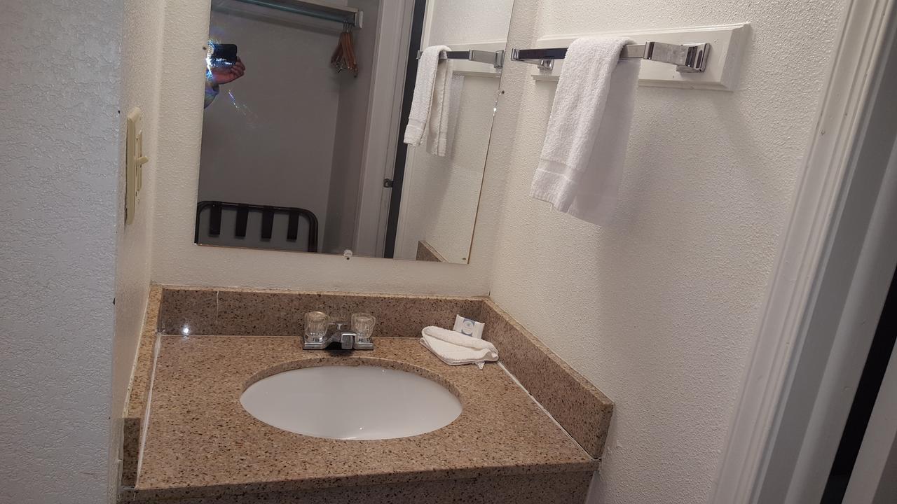Red Carpet Inn Gibbstown Экстерьер фото